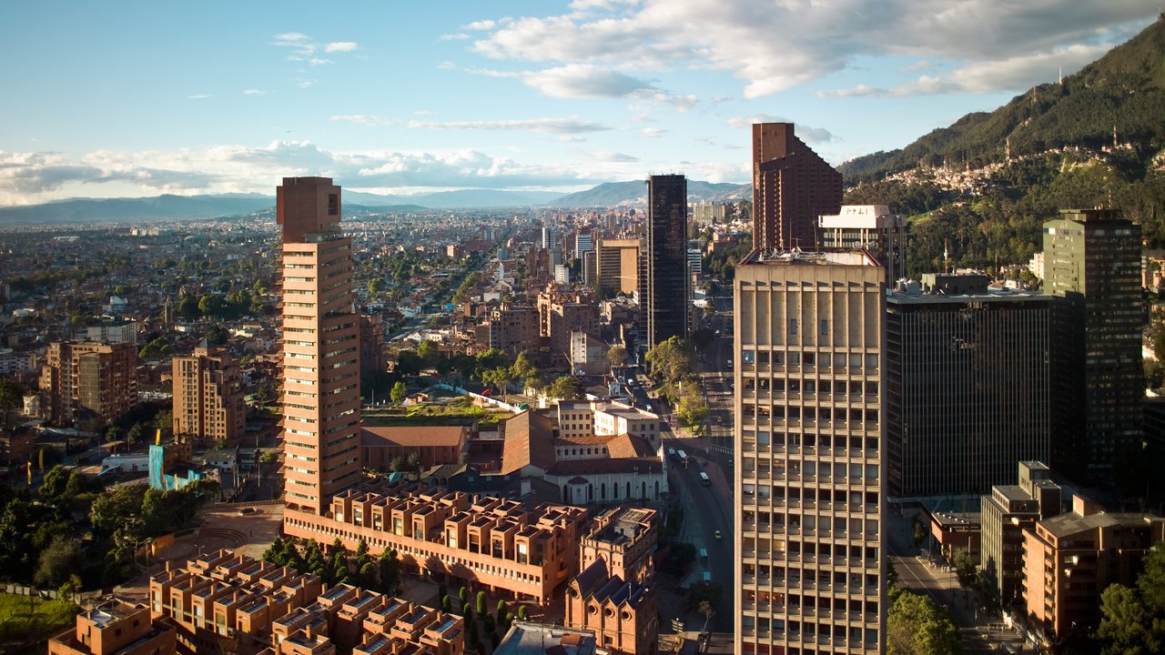 Multimedia Gallery - 2 Images + 1 Video, Lightbox not enabled